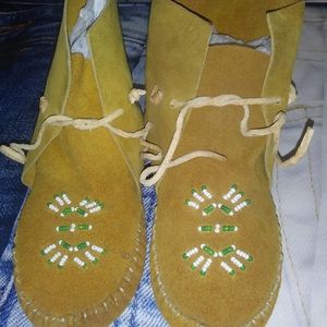 Vtg. Toos Beaded Moccasins